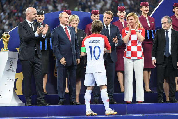 仅吸引着两 仅吸引着两